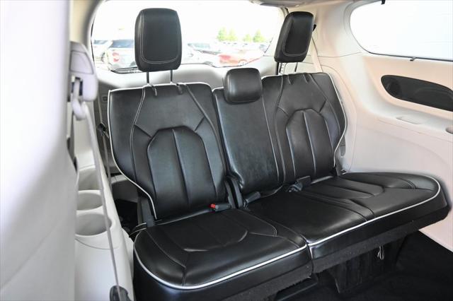 Photo of 2023 Bright White Clearcoat Chrysler Pacifica