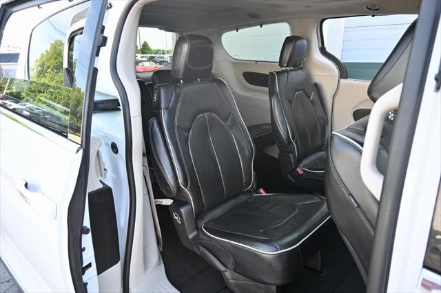 Photo of 2023 Bright White Clearcoat Chrysler Pacifica
