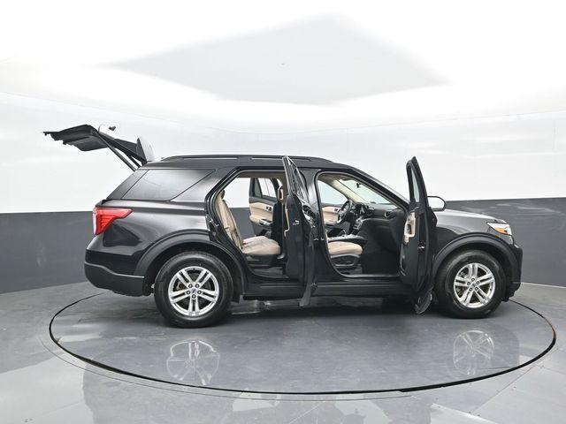 Photo of 2023 Black Metallic Ford Explorer
