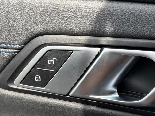 Photo of 2021 Black Sapphire Metallic BMW 330