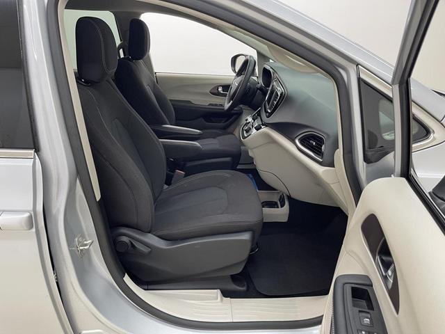 Photo of 2023 Silver Mist Clearcoat Chrysler Voyager