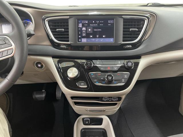 Photo of 2023 Silver Mist Clearcoat Chrysler Voyager
