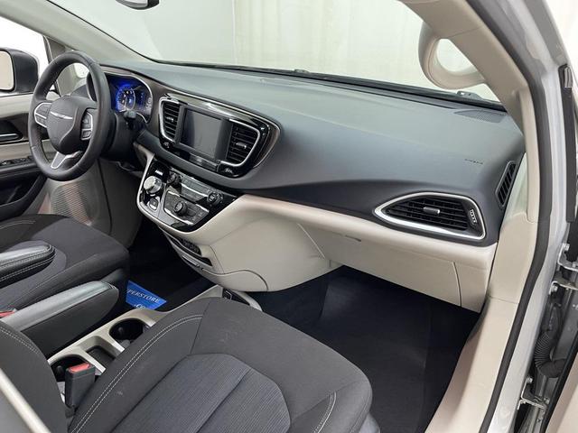 Photo of 2023 Silver Mist Clearcoat Chrysler Voyager