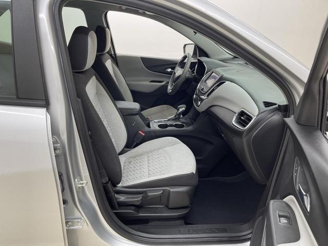 Photo of 2022 Silver Ice Metallic Chevrolet Equinox