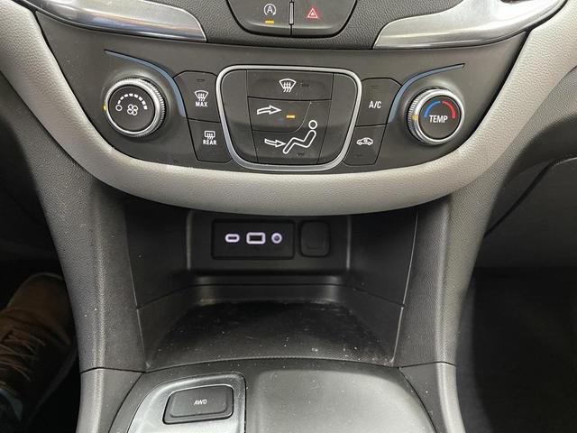 Photo of 2022 Silver Ice Metallic Chevrolet Equinox