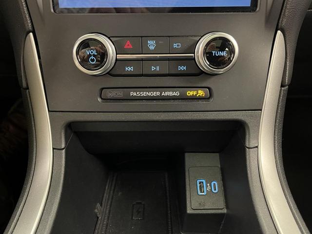 Photo of 2022 Star White Metallic Tri-Coat Ford Edge