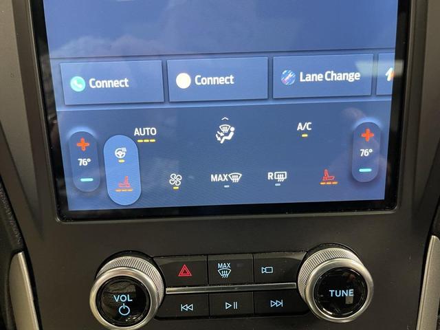Photo of 2022 Star White Metallic Tri-Coat Ford Edge