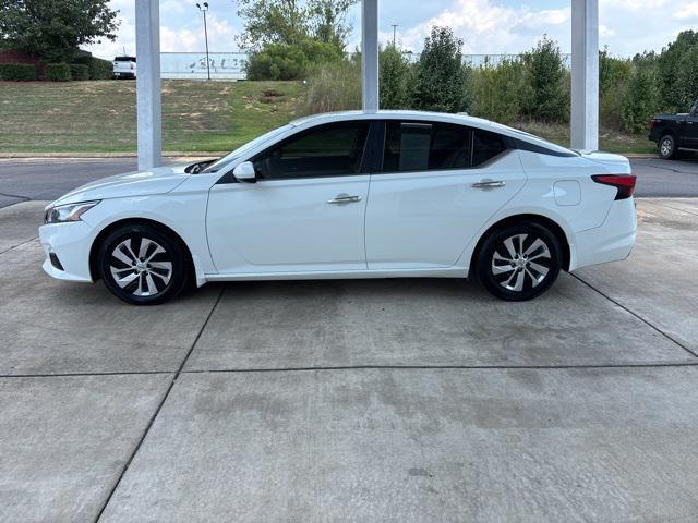 Photo of 2019 Glacier White Nissan Altima
