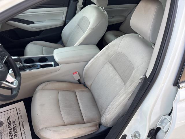 Photo of 2019 Glacier White Nissan Altima