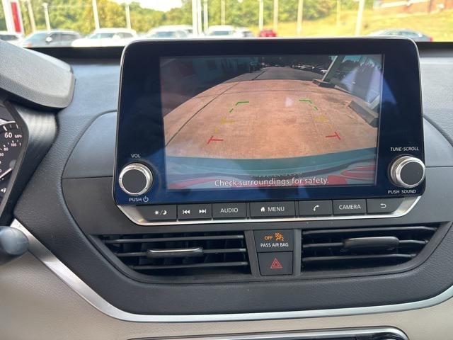 Photo of 2019 Glacier White Nissan Altima