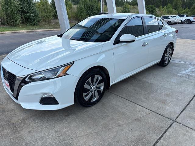 Photo of 2019 Glacier White Nissan Altima