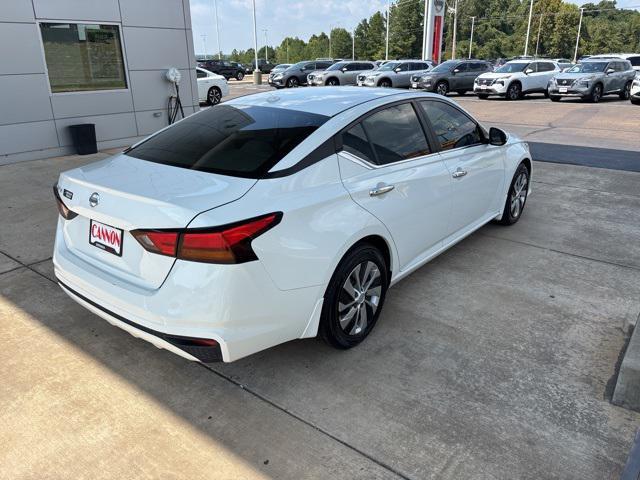 Photo of 2019 Glacier White Nissan Altima