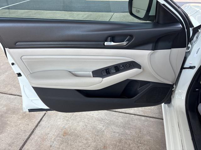 Photo of 2019 Glacier White Nissan Altima