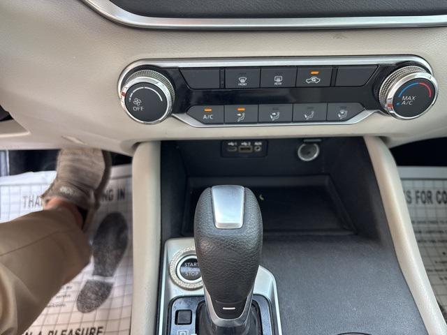 Photo of 2019 Glacier White Nissan Altima