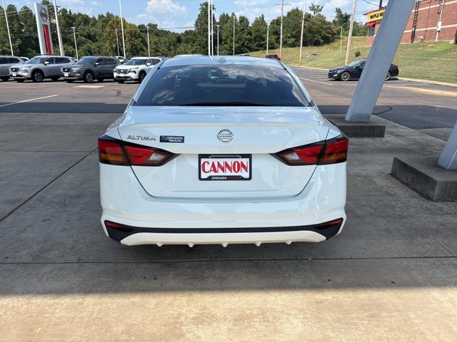 Photo of 2019 Glacier White Nissan Altima