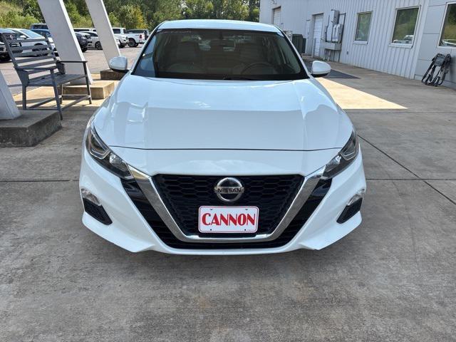 Photo of 2019 Glacier White Nissan Altima