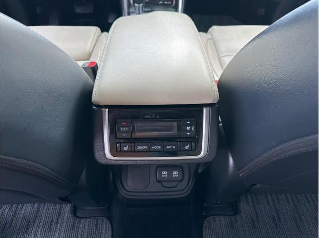 Photo of 2022 Crystal White Pearl Subaru Ascent