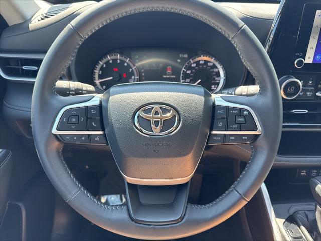 Photo of 2023 Wind Chill Pearl Toyota Highlander