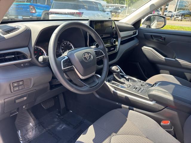 Photo of 2023 Wind Chill Pearl Toyota Highlander