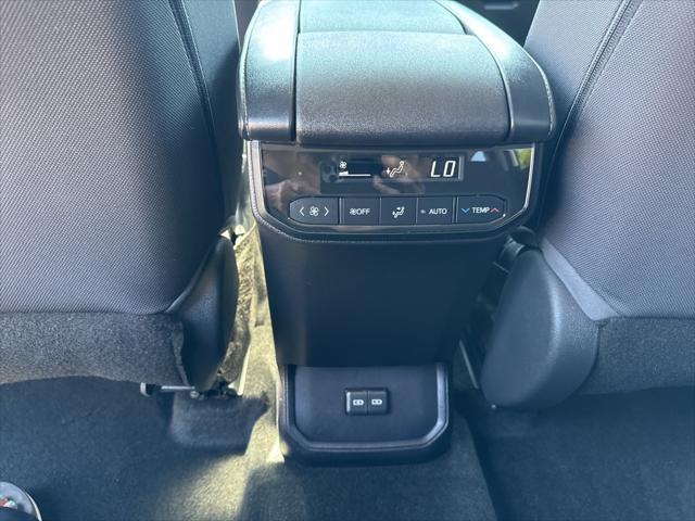 Photo of 2023 Wind Chill Pearl Toyota Highlander