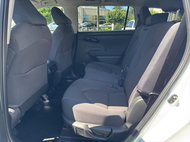 Photo of 2023 Wind Chill Pearl Toyota Highlander