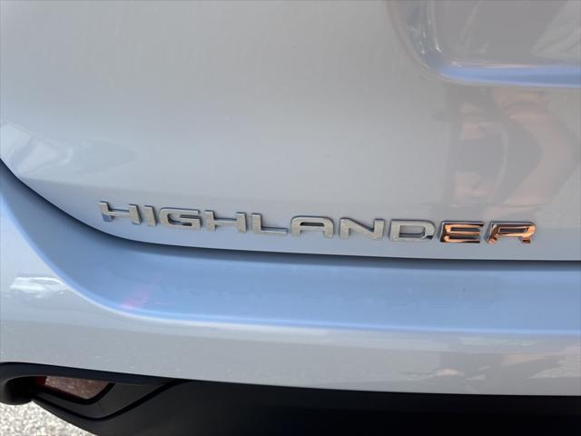 Photo of 2023 Wind Chill Pearl Toyota Highlander
