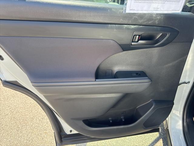 Photo of 2023 Wind Chill Pearl Toyota Highlander