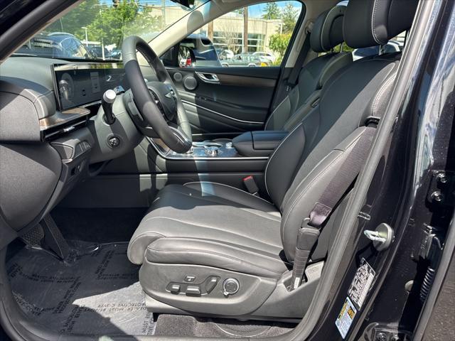 Photo of 2025 Vik Black Genesis GV80