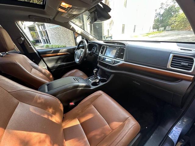 Photo of 2018 Shoreline Blue Pearl Toyota Highlander Hybrid