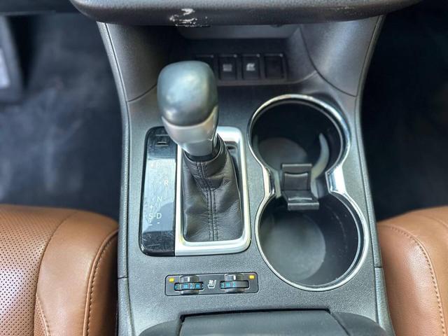 Photo of 2018 Shoreline Blue Pearl Toyota Highlander Hybrid