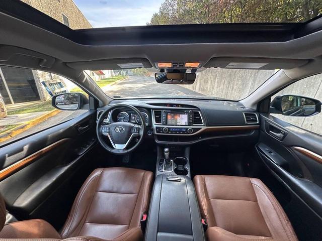 Photo of 2018 Shoreline Blue Pearl Toyota Highlander Hybrid