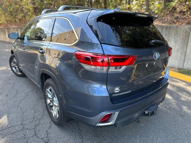 Photo of 2018 Shoreline Blue Pearl Toyota Highlander Hybrid