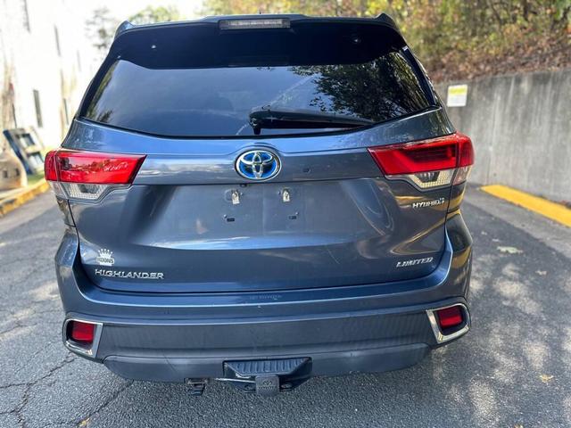 Photo of 2018 Shoreline Blue Pearl Toyota Highlander Hybrid