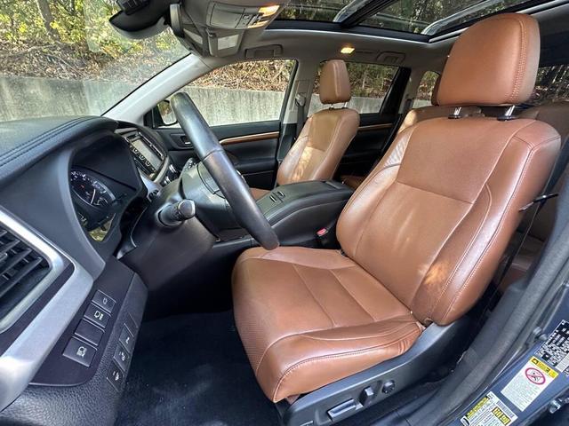 Photo of 2018 Shoreline Blue Pearl Toyota Highlander Hybrid