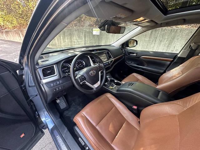 Photo of 2018 Shoreline Blue Pearl Toyota Highlander Hybrid