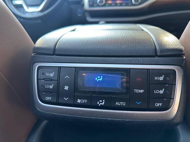 Photo of 2018 Shoreline Blue Pearl Toyota Highlander Hybrid