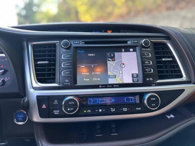 Photo of 2018 Shoreline Blue Pearl Toyota Highlander Hybrid