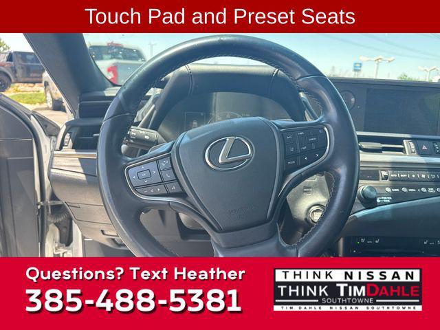 Photo of 2019 White Lexus ES 350