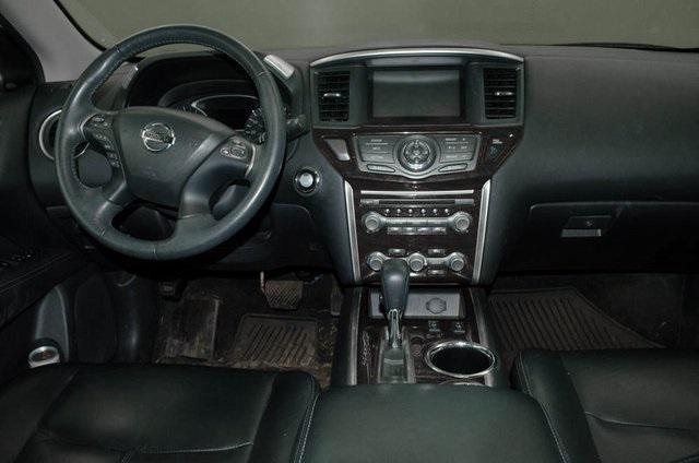 Photo of 2016 Pearl White Nissan Pathfinder