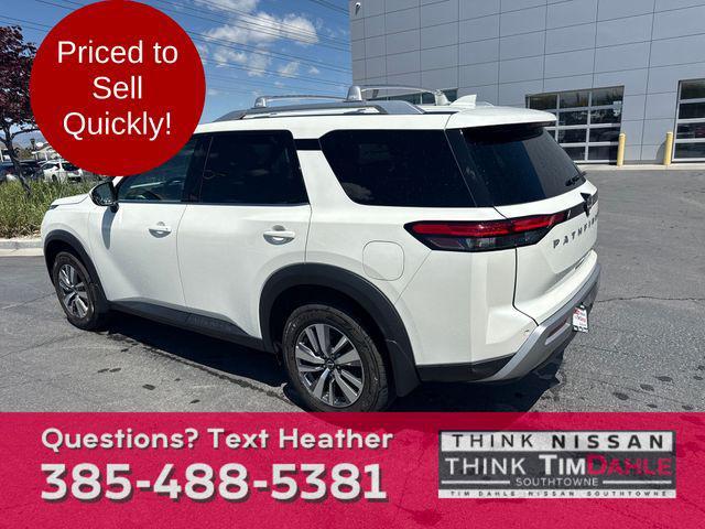 Photo of 2022 Pearl White Tricoat Nissan Pathfinder