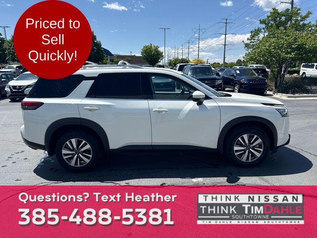 Photo of 2022 Pearl White Tricoat Nissan Pathfinder
