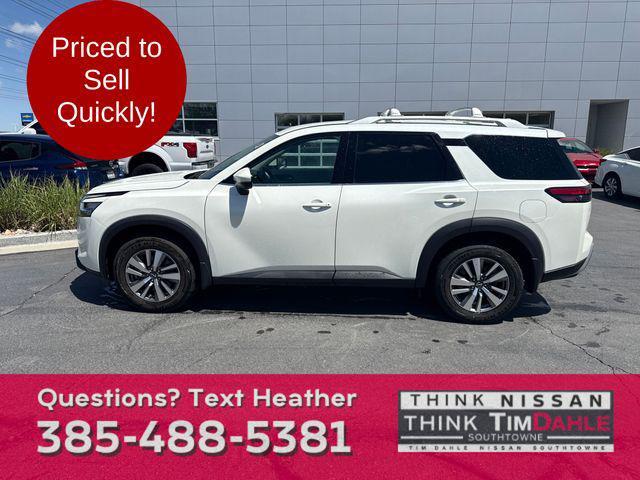 Photo of 2022 Pearl White Tricoat Nissan Pathfinder