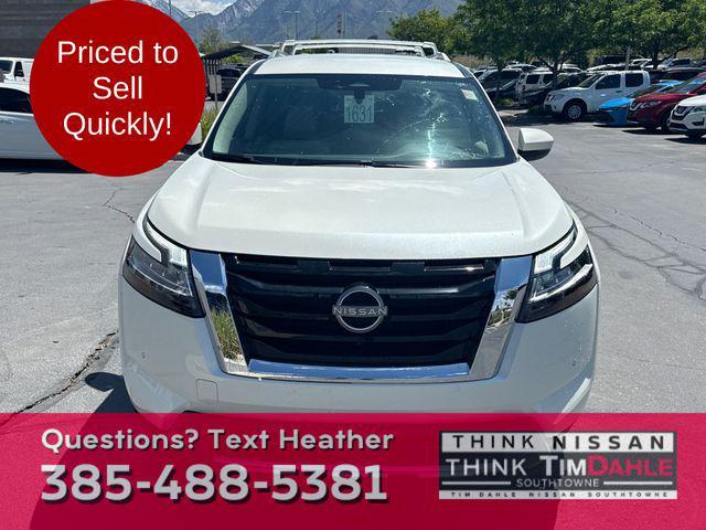 Photo of 2022 Pearl White Tricoat Nissan Pathfinder