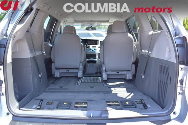 Photo of 2015 Silver Sky Metallic Toyota Sienna