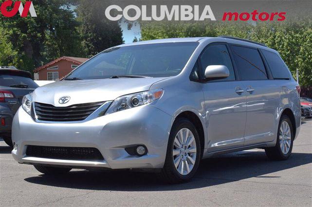 Photo of 2015 Silver Sky Metallic Toyota Sienna
