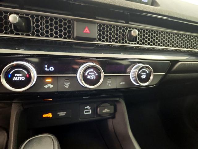 Photo of 2022 White Honda Civic