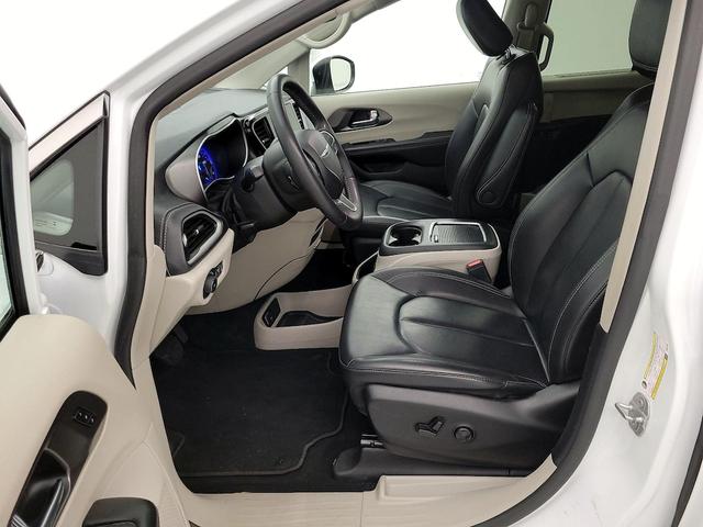 Photo of 2023 White Chrysler Pacifica