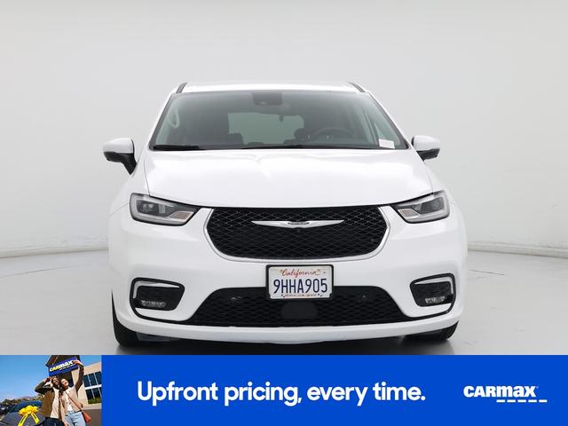 Photo of 2023 White Chrysler Pacifica