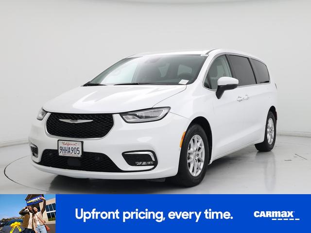 Photo of 2023 White Chrysler Pacifica