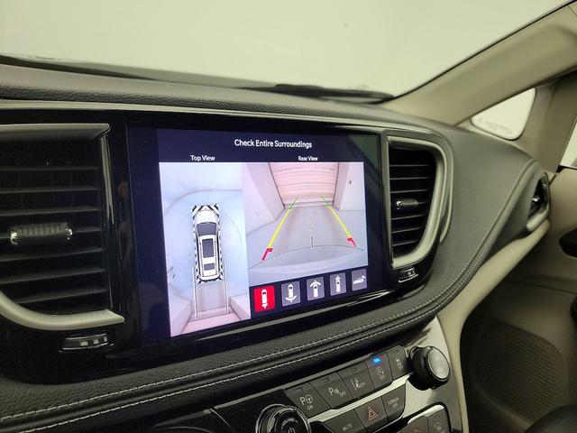 Photo of 2023 White Chrysler Pacifica